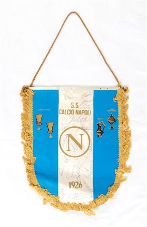  
Calcio, Italia, Napoli gagliardetto anni '80 con autografi  1984-85
Sintetico cm.32x27