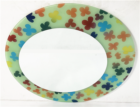 Specchio ovale con decoro policromo a fiori stilizzati. Italia, anni 2000. (cm