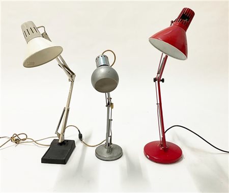 Gruppo di tre lampade da scrivania in metallo verniciato rosso, bianco e cromat