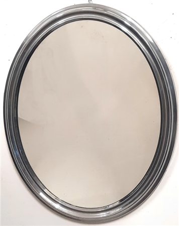 Coppia di specchiere ovali con cornice in metallo nichelato. Secolo XX. (h cm 8