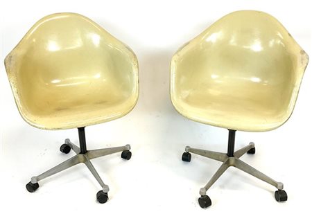 Charles Eames Coppia di poltroncine girevoli con scocca in vetroresina stampata