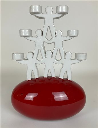 Maria Christina Hamel    "Evviva"  Candelabro in terracotta smaltata rosso e bianco con figure stanti sovrapposte a piramide. Italia, 1992. Firmato sotto la base "CMH 92 B. VIGLIETTI ALBISOLA M.". 