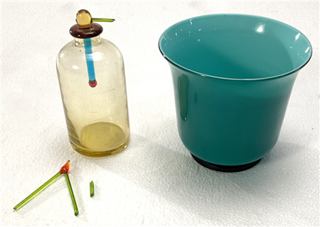 Venini, piccolo vaso della serie "Opalini", Murano, 1989. Vetro incamiciato ver