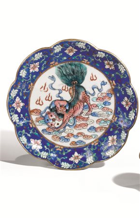 Alzata, Cina periodo Daoguang (1820-1850), di forma lobata, decorata al...