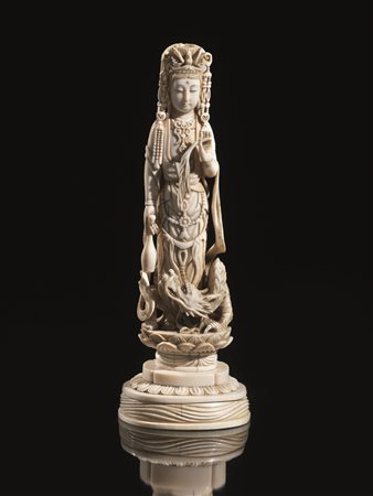 Guanyin, Giappone periodo Meiji (1868- 1912), in avorio, su base a fior di...