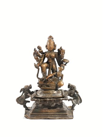 Figura in bronzo India, secolo XVII, raffigurante Durga Mahishasura, la...