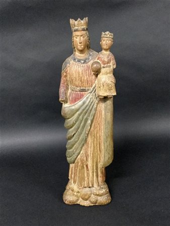 Scultore del secolo XIX "Madonna con Bambino" Gruppo in legno intagliato con tr