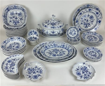 Manifattura di Meissen. Servizio da tavola in porcellana con decoro in blu a fi