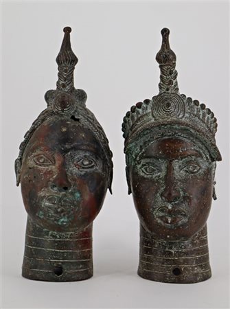 Arte africana, Benin. 
Due volti femminili in bronzo 
(h cm 33) (difetti e rott