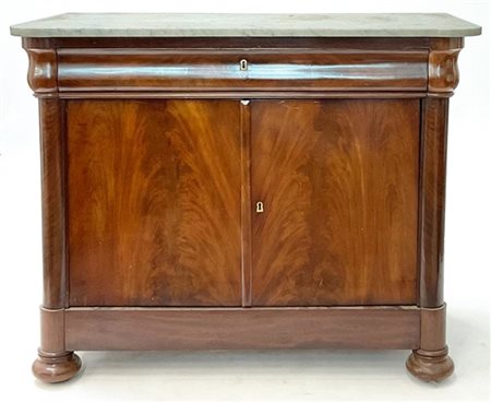 Credenza impiallacciata in piuma di mogano con fronte a due ante, un cassetto s