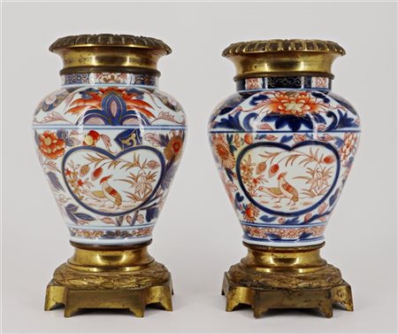 Coppia di vasi con base e ghiera in bronzo, corpo in porcellana a decoro Imari