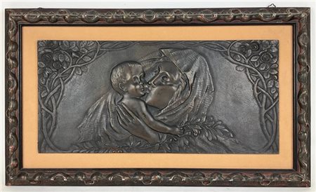 Placca in bronzo raffigurante Maternità. Monogramma in basso a destra. (cm 22x4