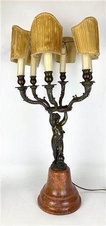 Candelabro a sei fiamme in bronzo con fusto a putto su delfino e base in marmo