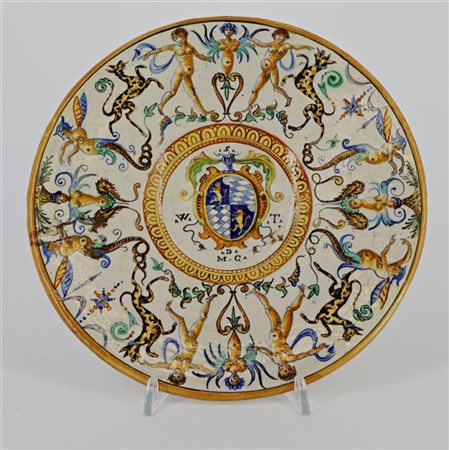 Manifattura del secolo XIX. Piatto in maiolica dipinta in policromia, decorato