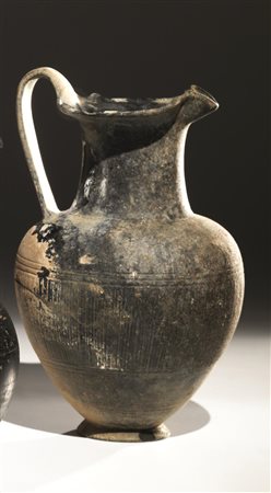 Grande oinochoe in bucchero Materia e tecnica: bucchero nero lucidato a...