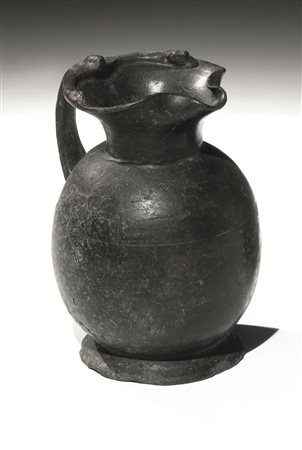 Oinochoe in bucchero pesanteMateria e tecnica: bucchero nero lucidato a...