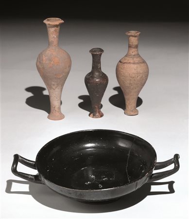 Kylix a vernice nera e tre unguentariMateria e tecnica: argilla figulina...