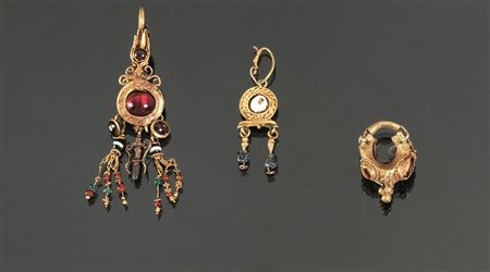 Tre orecchiniMateria e tecnica: lamina dâ€™oro, granulazione, e pietre dure e...