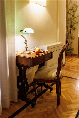 Tavolino scrittoio con coppia di sedie Luigi Filippo in noce