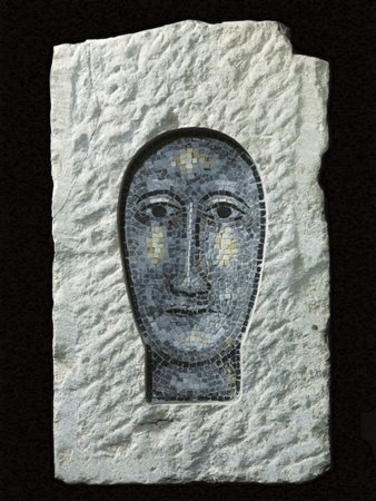 Mimmo Paladino(Paduli 1948)SENZA TITOLOmosaico su pietra scolpita, cm...