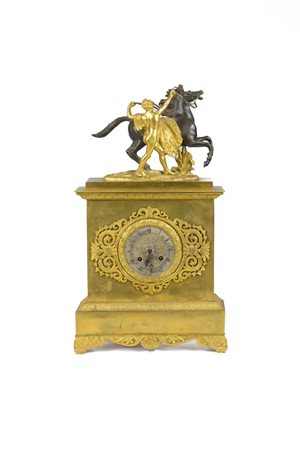  
Orologio a pendolo in bronzo con scena equestre Prima metà XIX sec.
Bronzo 46 x 26 x 11 cm