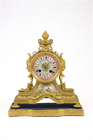  
Piccolo orologio d'appoggio  Manifattura francese - Seconda metà XIX sec.
Bronzo e porcellana 27 x 4 x 10 cm