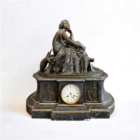  
Grande orologio da tavolo in bronzo brunito manifattura francese, seconda metà XIX sec.
 60 cm con base x 60 x 25 cm