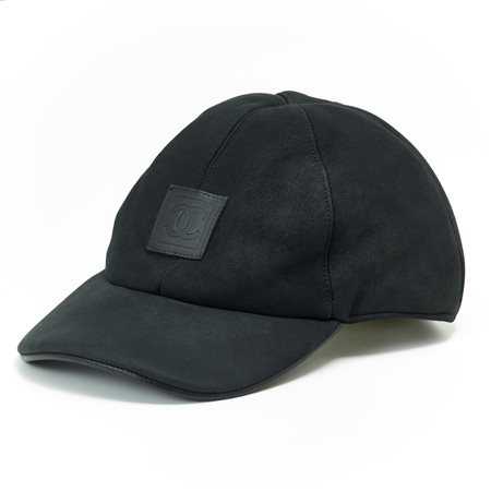 Cappello Chanel con visiera in montone colore nero con interno nero in pelle...