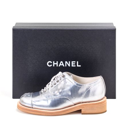 Chanel scarpe stringate in pelle argentata con profilo in cuoio chiaro. Logo...