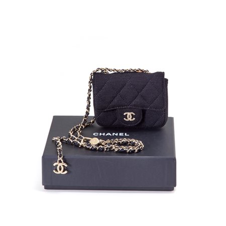 Chanel mini pochette in tessuto nero matelassè con catena dorata e pelle...