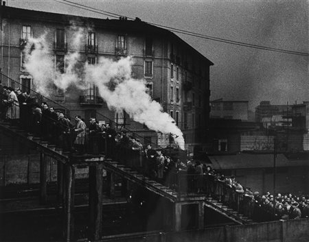 Mario De Biasi (1923-2013)  - Arrivo degli operai a Porta Romana, 1952