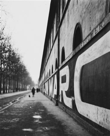 André Kertèsz (1894-1985)  - Le mur de l'école militaire, 1926