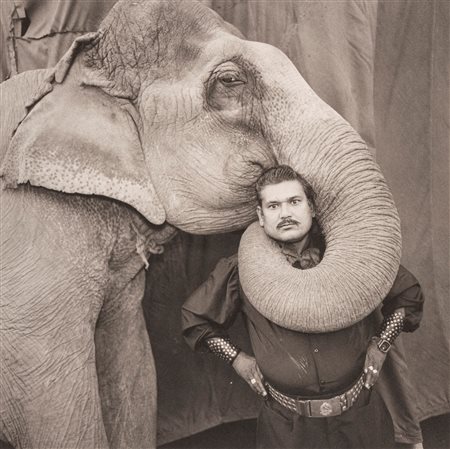 Mary Ellen Mark (1940-2015)  - Ran Prakash Singh With His Elephant, India, dalla serie "The year of Tibet", 1990