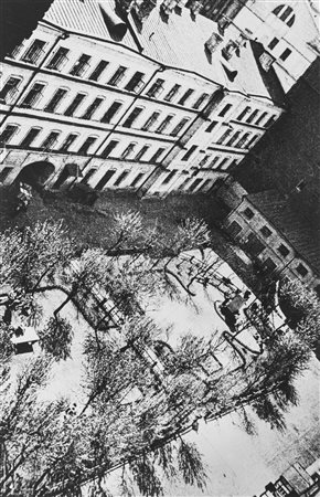 Alexander Rodchenko (1891-1956)  - Cortile, 1927