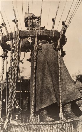 Alexander Rodchenko (1891-1956)  - Uomo dell'Armata Rossa in mongolfiera, 1924