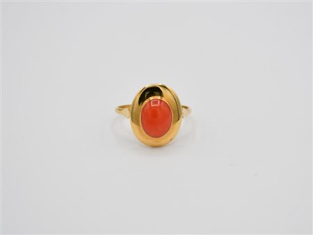 Anello in oro giallo e corallo