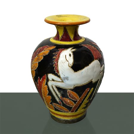 Vaso in ceramica policromo con cavallo bianco e vegetali nei toni del giallo e arancione