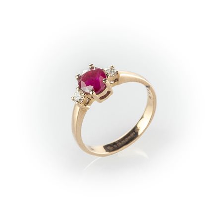 Anello Gismondi in oro rosa con rubino centrale taglio ovale contornato da due diamanti taglio brillante sul gambo   