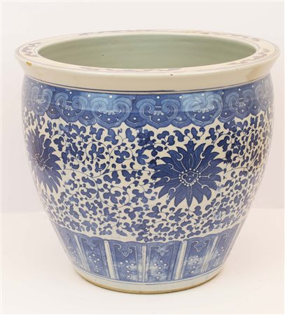 Grande cachepot porta vaso in ceramica bianca con decoro in arabeschi  fiori stilizzati azzurri   