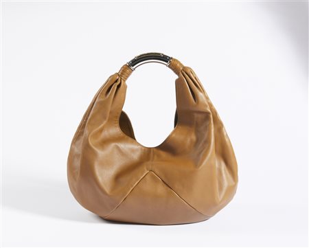 BULGARI - Borsa a spalla in pelle color cammello.