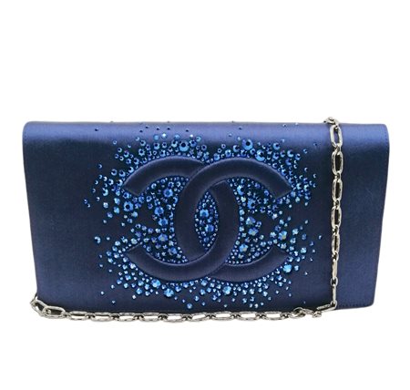 CHANEL - Pochette in satin blu con strass e catena argentata.