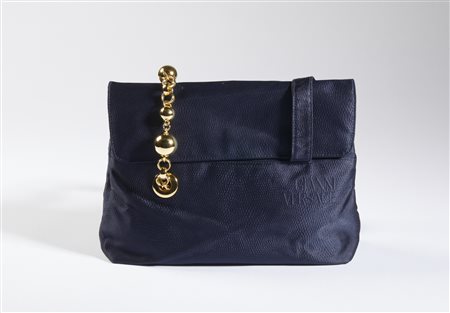 VERSACE GIANNI (1946 - 1997) - Borsa in tessuto blue navy a due manici con inserto catena dorata.