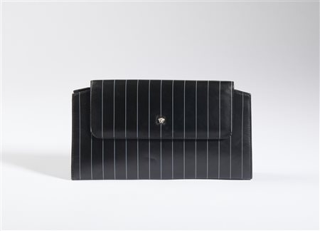 VERSACE GIANNI (1946 - 1997) - Clutch in pelle color blu di Prussia a righine celesti.