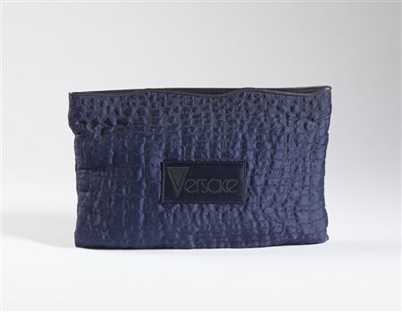 VERSACE GIANNI (1946 - 1997) - Pochette - trousse in tessuto blu carta da zucchero.