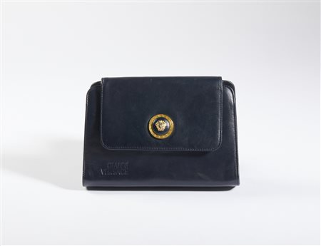 VERSACE GIANNI (1946 - 1997) - Pochette in pelle blu marine.