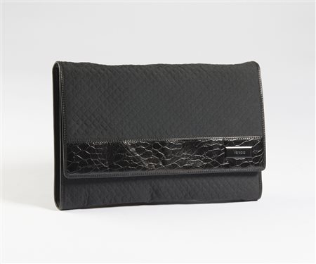 VERSACE GIANNI (1946 - 1997) - Pochette nera in tessuto matelassé.