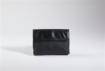 VERSACE GIANNI (1946 - 1997) - Clutch nera in tessuto e pelle con borchiette.