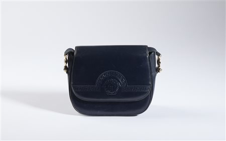 VERSACE GIANNI (1946 - 1997) - Borsa a tracolla in pelle nera con logo Medusa.