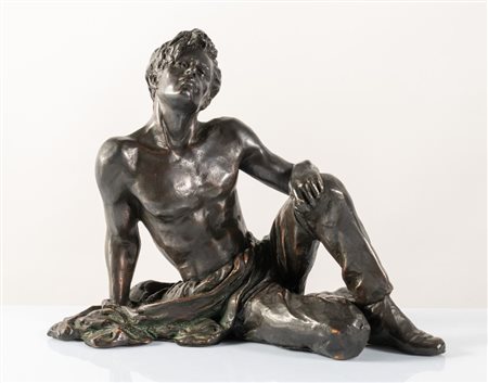 Scultura in bronzo raffigurante uomo. Cm 23,5x25x14. Reca firma Marga e...