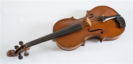 Liutaio A. Marcellin, Francia, inizio XX secolo. Violino. Cm 60x20,5x7....